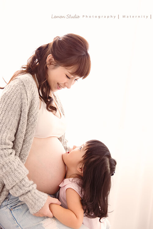 蕎邑一家來拍孕媽媽寫真＆家庭攝影，這張是蕎邑媽麻與女兒兩人的互動美好一瞬間！