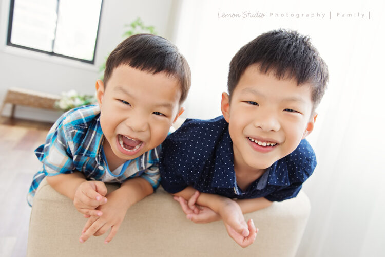 小夏＆小宇一家來拍兒童寫真，這張是兄弟倆的合照