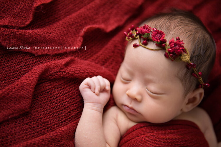 藝庭媽麻一家來拍新生兒攝影，這張相片寶寶戴小花圈好可愛！