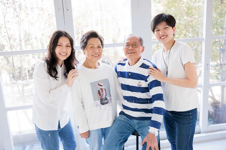 佳樺兄弟姊妹四人帶著爸爸媽媽及孩子們來拍照，這幾年許多人會帶著家裡的長輩來拍照，三代同一天在攝影棚，為了拍照聚在一起，美好的氛圍、開心的互動，這張是長輩和兩位孫女的合照！長輩們笑得好開心啊！