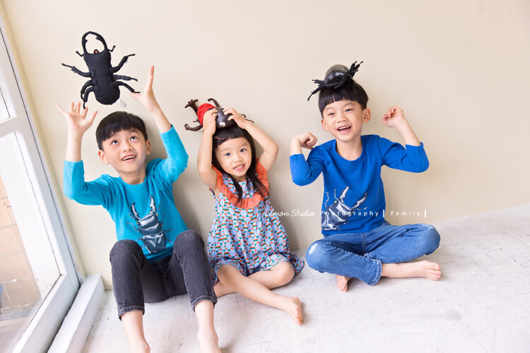 修菱媽麻一家來拍甲蟲主題兒童寫真，這張三個孩子帶著他們的甲蟲玩偶一起拍照好可愛啊！