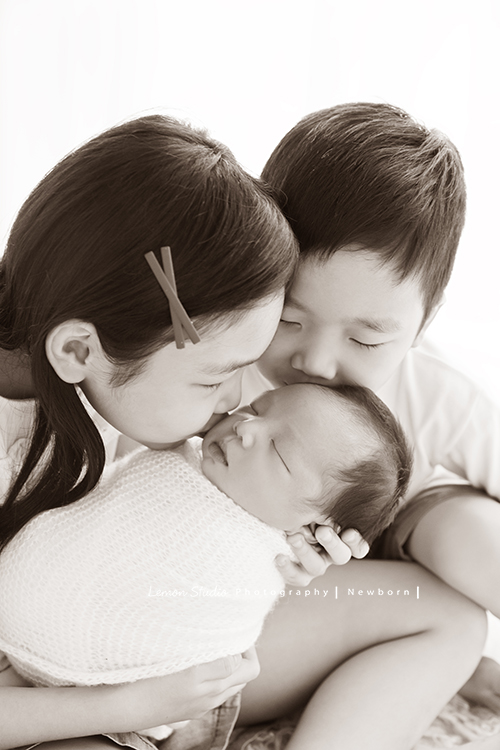 婕綝媽麻的三寶來拍新生兒寫真，這張是哥哥姊姊一起親親三寶的相片！