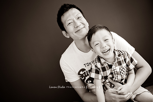 檸檬巷館LemonStudio關於攝影的一些想法，這張是一位爸拔及兒子的黑白合照，兩人笑得很開心！