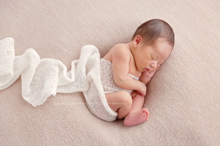 男寶寶乙緁出生13天大時的系列相片，這張寶寶包起來睡！