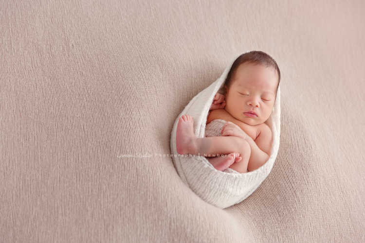 男寶寶乙緁出生13天大時的系列相片，這張寶寶包起來好可愛！