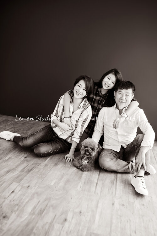 這張是隨手分享的一張家庭攝影相片，相片裡的爸拔媽麻與青春期的女兒合照的一張黑白全家福！
