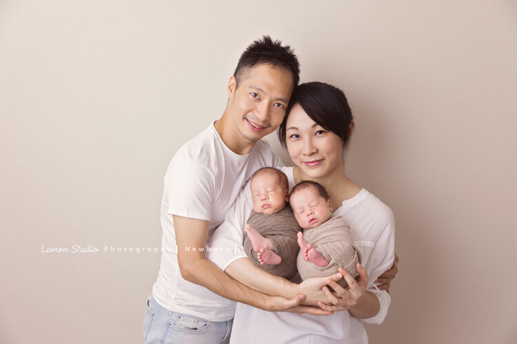 這張是檸檬巷館的雙胞胎新生兒寫真照片，爸拔媽麻將兩個寶寶抱在懷裡一家四口的全家福照片！