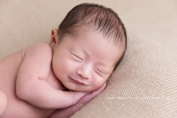 這張是新生兒寶寶在夢中微笑的一張相片！