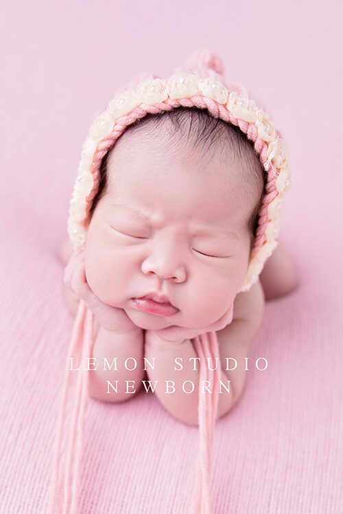 隨手分享新生兒寶寶攝影的一張相片，張相片的寶寶皺眉頭超有戲的啊！