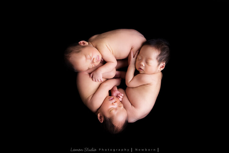 琬珊媽麻的三胞胎來拍專業新生兒寫真，這張三個寶寶熟睡且圍成一圈！