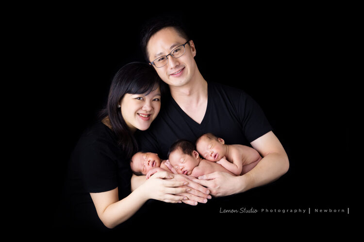 琬珊媽麻的三胞胎來拍新生兒寫真，這張爸拔媽麻抱著三個小小的寶貝們