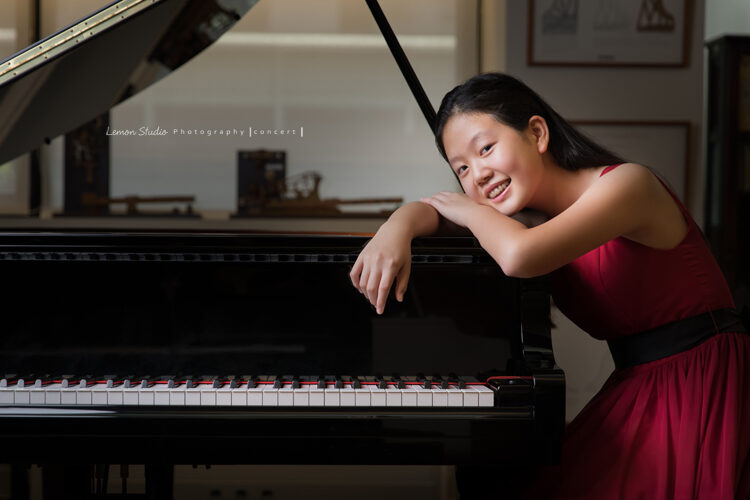依伶的媽麻在帶依伶回台灣的空檔，來拍了音樂會海報人像攝影，這張的依伶在鋼琴旁拍照！