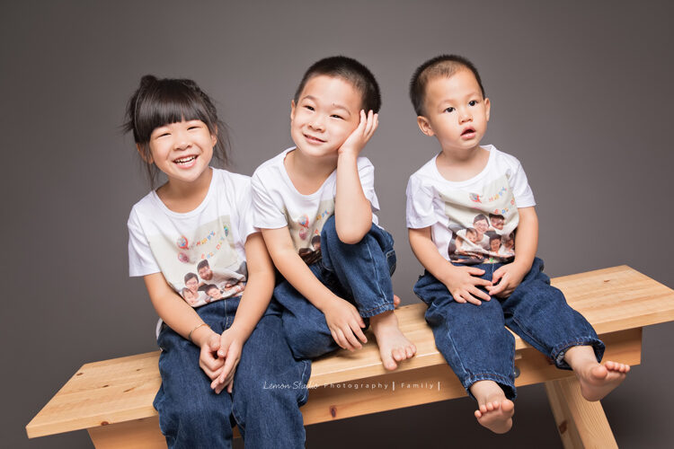 幸渝媽麻一家來拍兒童攝影，這張姐弟三人的合照好逗趣，三人的表情都不同！