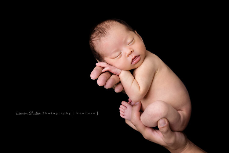 藝庭媽麻的寶寶剛出生來檸檬巷館拍照，這張寶寶在爸拔的手裡睡得好甜！