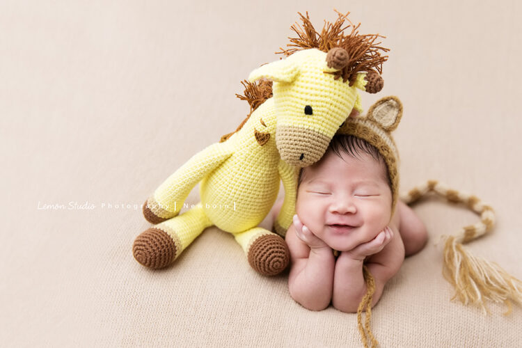 這張相片寶寶拖著頭在睡夢中微笑，旁邊的長頸鹿娃娃好像在看著寶寶，好可愛！