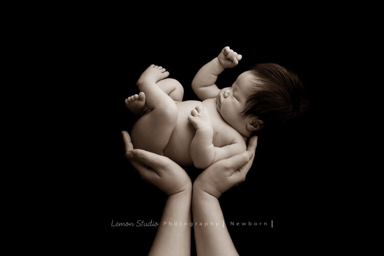 這張爸拔的手托著寶寶，是一張很有藝術價值的新生兒寶寶照！