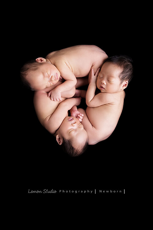 琬珊媽麻的三胞胎來拍專業新生兒攝影，這張三胞胎的三個寶寶熟睡中圍成一圈拍照！