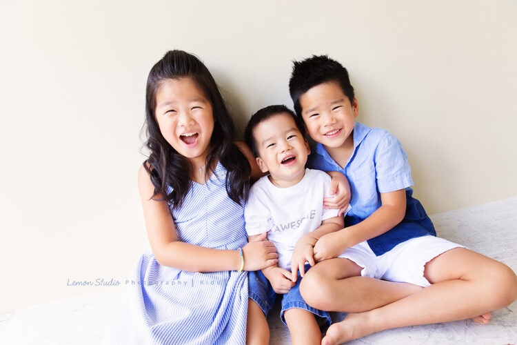 明潔媽麻一家第二次來拍專業兒童攝影，這張三個孩子的合照好陽光啊！