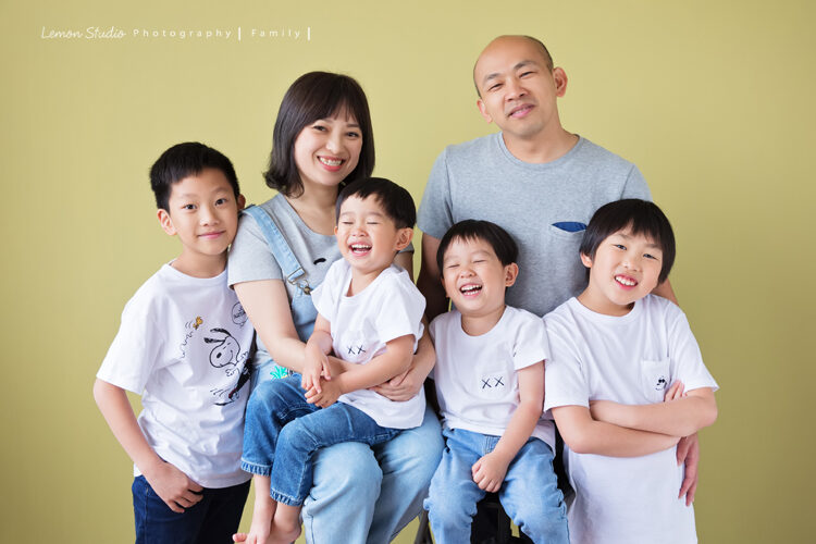 閔惠媽麻一家第三次來拍家庭寫真，這張是一家六口的全家福好熱鬧啊！