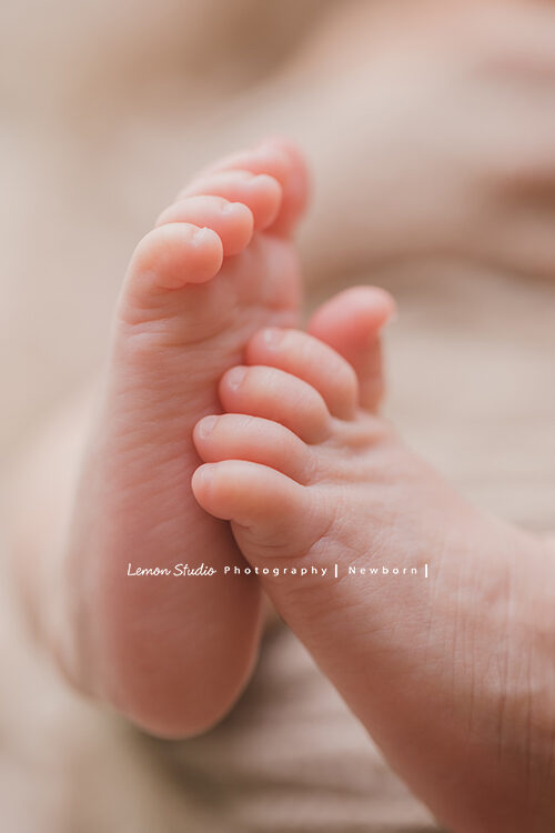Emily媽麻一家來拍新生兒寫真，這張是可愛的腳丫