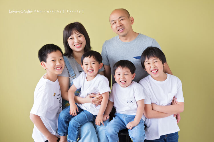 閔惠媽麻一家第三次來拍家庭攝影，這張是一家六口的全家福，太值得紀念了！