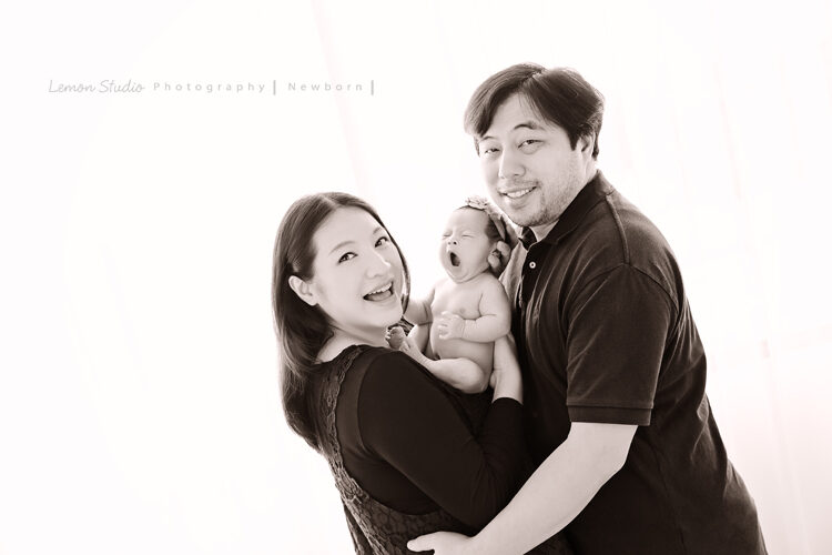 慶賢爸拔一家來拍新生兒攝影，這張是寶寶和爸拔媽麻的第一張全家福！