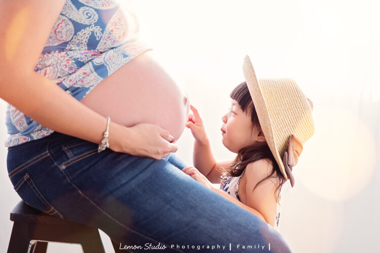 Micaiah & Eden來拍兒童攝影，這張是Micaiah摸摸媽麻懷孕的肚子！