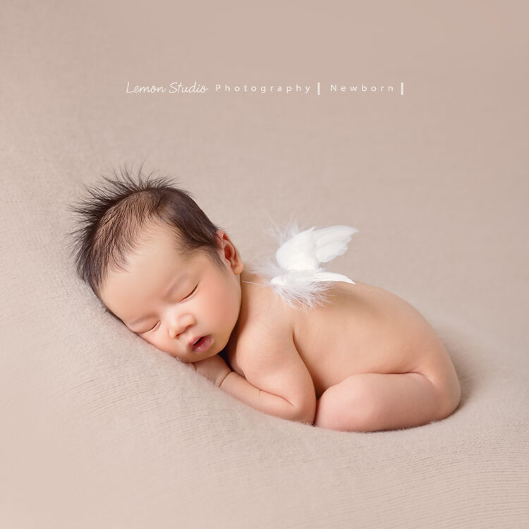 靜雯媽麻的二寶來拍新生兒寫真，這張寶寶有翅膀可以是好美的彌月相片！