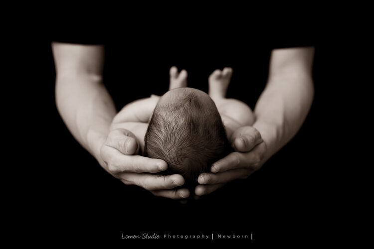 倩兒媽麻的寶寶剛出生來檸檬巷館拍新生兒攝影，這張爸拔抱著寶寶