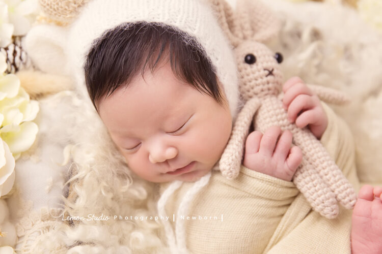 嘉宜媽麻的新生兒寶寶來拍新生兒攝影，寶寶抱著小兔子好可愛啊！