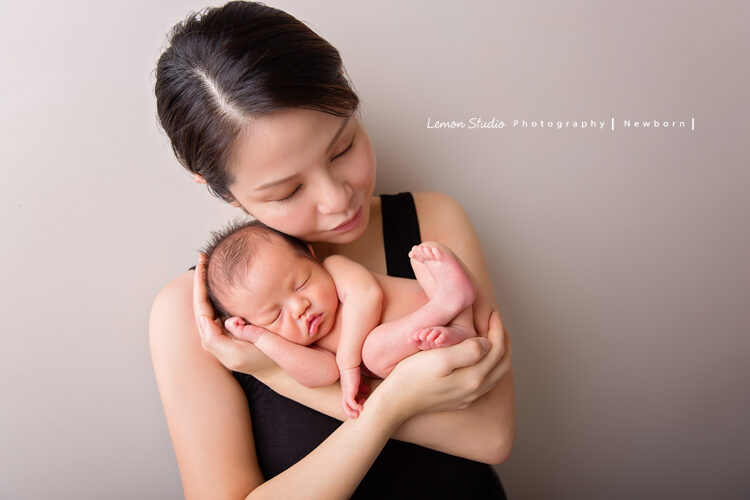 艾倫媽麻的寶寶來拍新生兒攝影，媽媽跟我的第一張合照，艾倫媽麻好美啊
