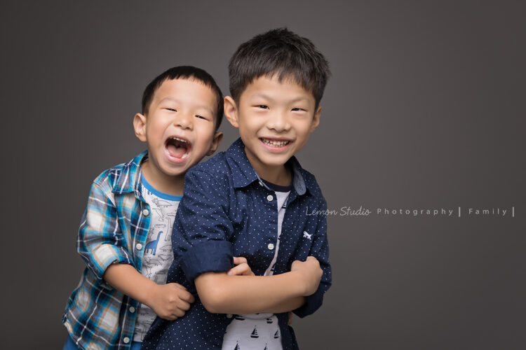 小夏＆小宇一家來拍兒童攝影，這張相片裡弟弟會跟哥哥撒嬌，好可愛啊！