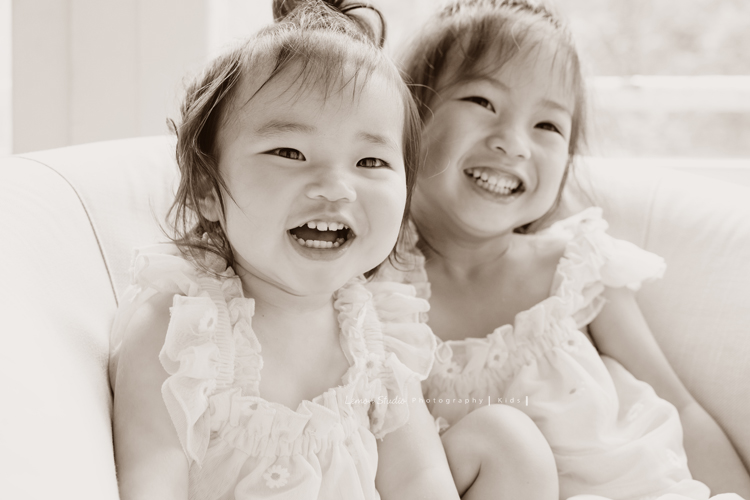 Katherine媽麻一家回台灣時來拍寶寶寫真，姊姊四歲、妹妹兩歲的紀念照，姊妹倆人太可愛了，這張是姊妹倆人的黑白合照，這張黑白照超有fu的！