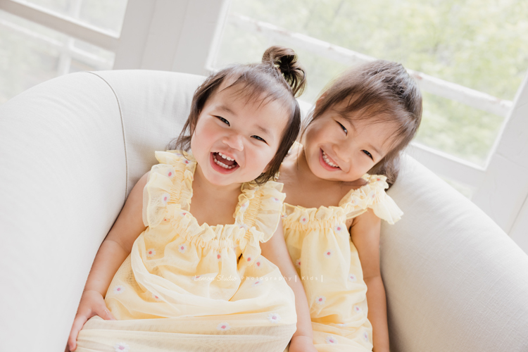 Katherine媽麻一家回台灣時來拍寶寶寫真，姊姊四歲、妹妹兩歲的紀念照，姊妹倆人太可愛了，這張是姊妹倆人超可愛的合照，妹妹笑得好燦爛啊！