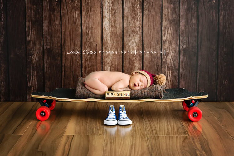這張是隨手分享的一張新生兒攝影相片，相片裡的寶寶睡在爸拔的滑板上，與孩子的爸喜愛的興趣結合成為一張有意義又美麗的相片！