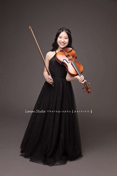 芊甯為了音樂會的海報及手冊來拍音樂會的人像攝影，這張是穿上一襲黑色禮服的芊甯與她的提琴！