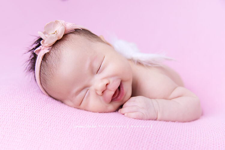 新生兒相片的隨手分享，在檸檬巷館專業攝影師黎爸的新生兒攝影鏡頭下，拍出超可愛的寶寶照，現在很多新生兒來拍照，像這張拍到寶寶在笑的畫面非常難得，超可愛的！