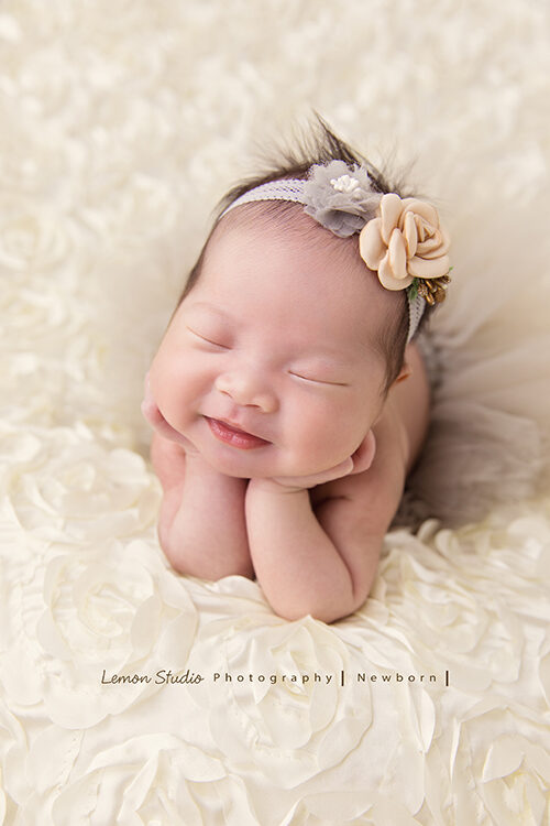 隨手分享新生兒寶寶照-托頭睡夢中微笑系列相片，這張寶寶托著頭睡，在睡夢中笑得好甜美啊！太可愛了！