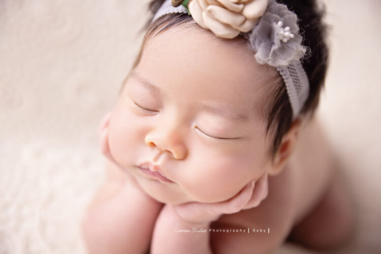 隨手分享新生兒寶寶照，這張寶寶托著頭睡好可愛！