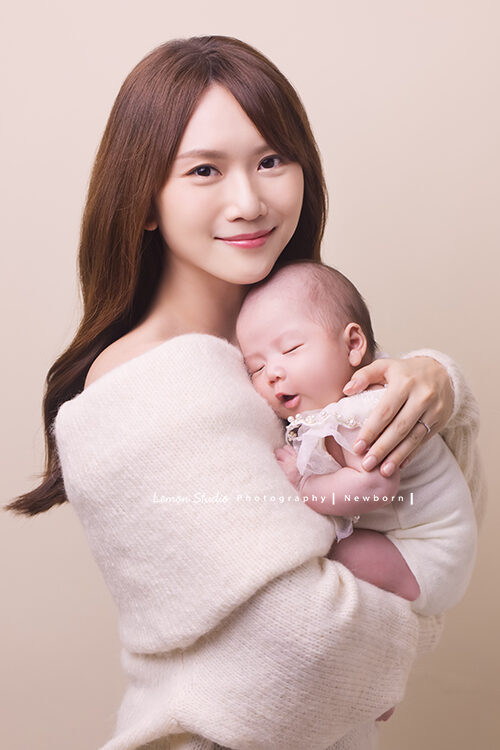 I-PRIMO鑽戒來拍新生兒攝影，這張美麗的媽麻抱著寶寶好美啊！