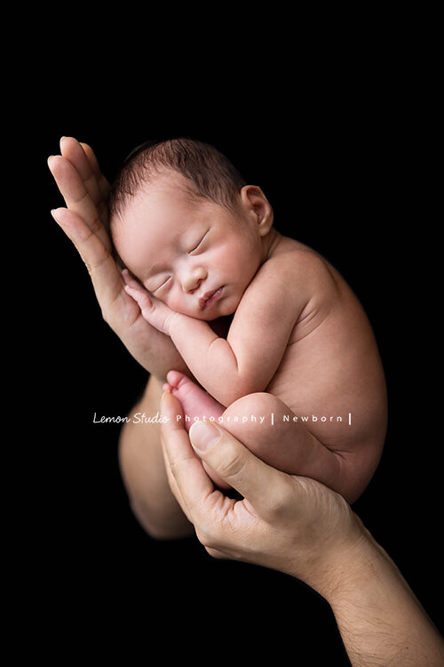 彥君媽麻一家來拍新生兒攝影，這張寶寶爸拔的手托著寶寶好美啊！