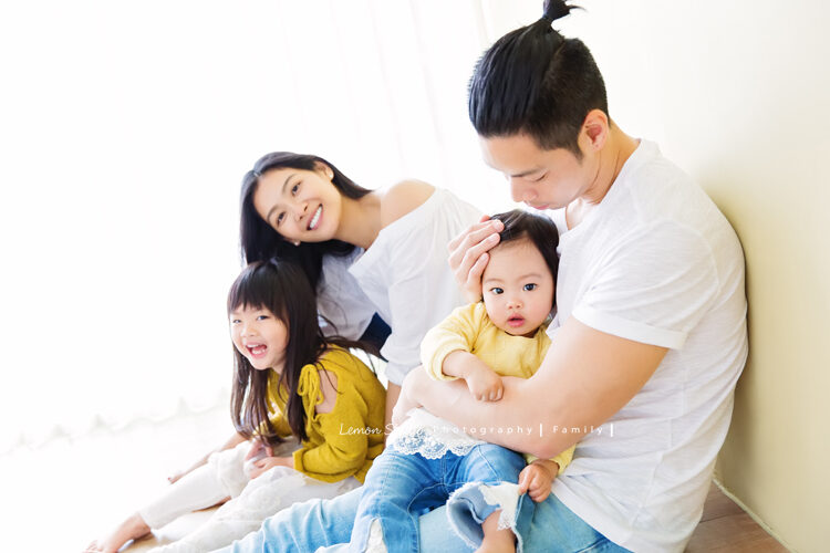 林嘉綺Patina Lin一家來拍家庭寫真，這張是一家人自然美好的互動！