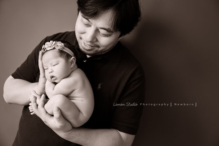 慶賢爸拔一家來拍新生兒寫真照，這張爸爸開心地抱著寶寶！