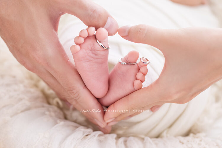 I-PRIMO鑽戒來拍新生兒攝影，這張鑽戒掛在寶寶的腳趾上！