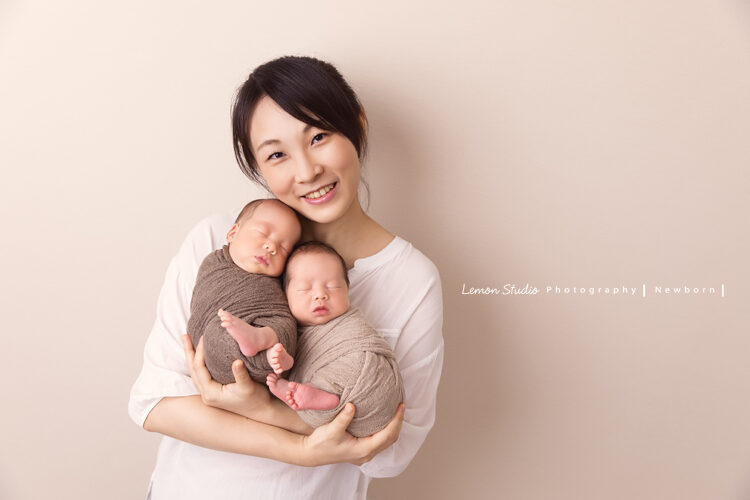 家誼媽麻的雙胞胎寶寶來拍新生兒寶寶攝影，這張相片媽麻抱雙胞胎很上手的感覺啊