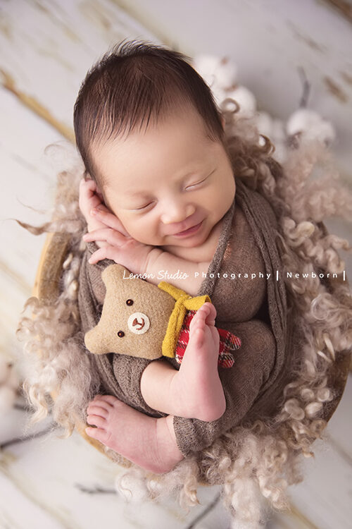 Angel安啾媽麻一家來拍彌月卡相片照，這張寶寶包在布裡在睡夢中微笑好可愛，寶寶夢到什麼呢？！