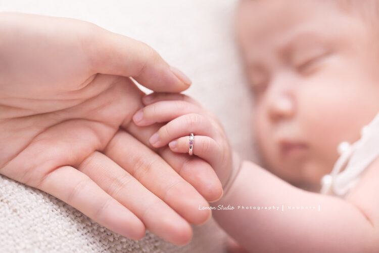 I-PRIMO鑽戒來拍新生兒攝影，這張媽麻牽著寶寶帶著尾戒的手好美！