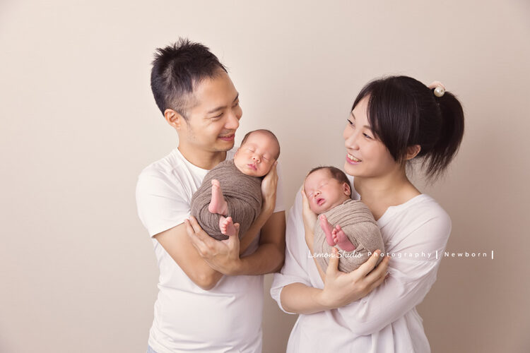 家誼媽麻的雙胞胎寶寶來拍新生兒寶寶全家福系列照，這張相片爸拔媽麻一人抱一隻！