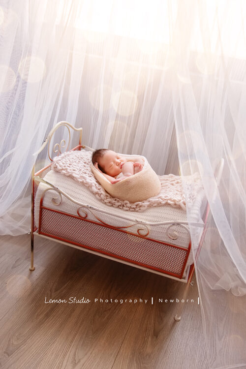 隨手分享新生兒攝影的一張相片，這張相片裡的寶寶躺在小床裡，睡在窗邊，好寧靜好優雅的感覺！