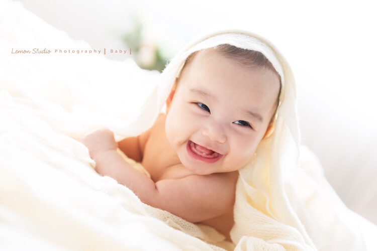 四個月的舒媛來拍寶寶寫真，這張舒媛頭披著布笑得超開心！